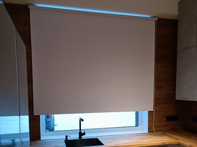 Рулонные шторы на стену с тканью омега блэкаут белый